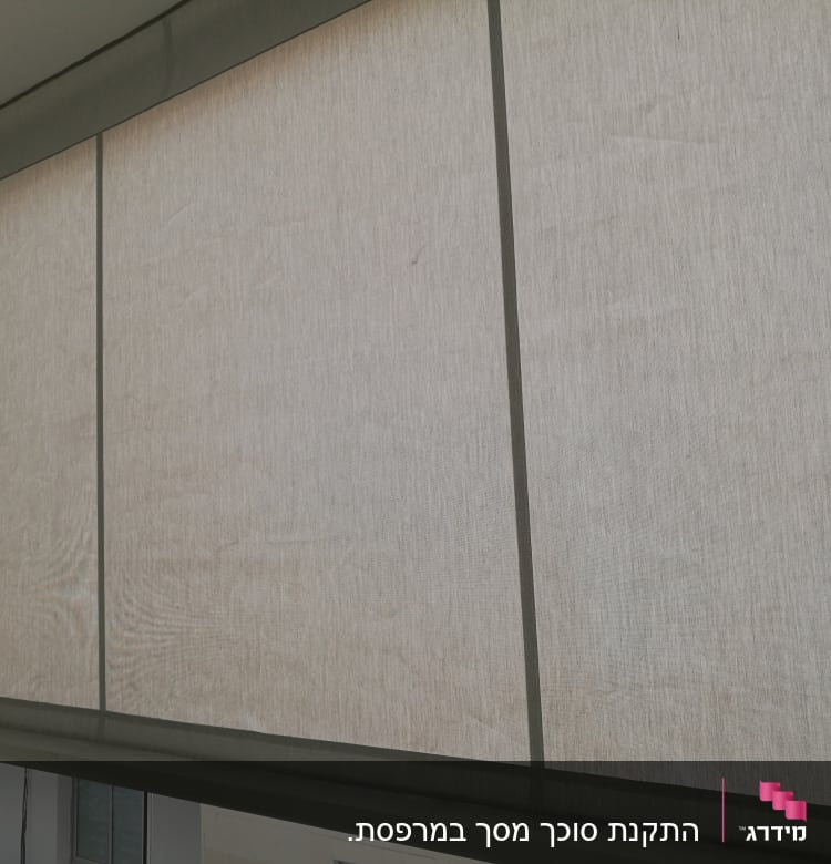 סוכך בד אפור עם מסגרת מתכת